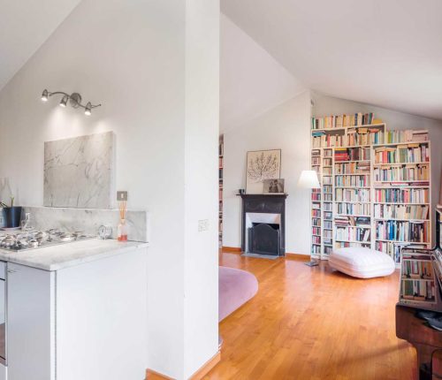 Graziosa mansarda con terrazzo – via Circo, Milano