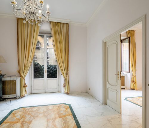Charming apartment with a private garden – Quadronno, Milan